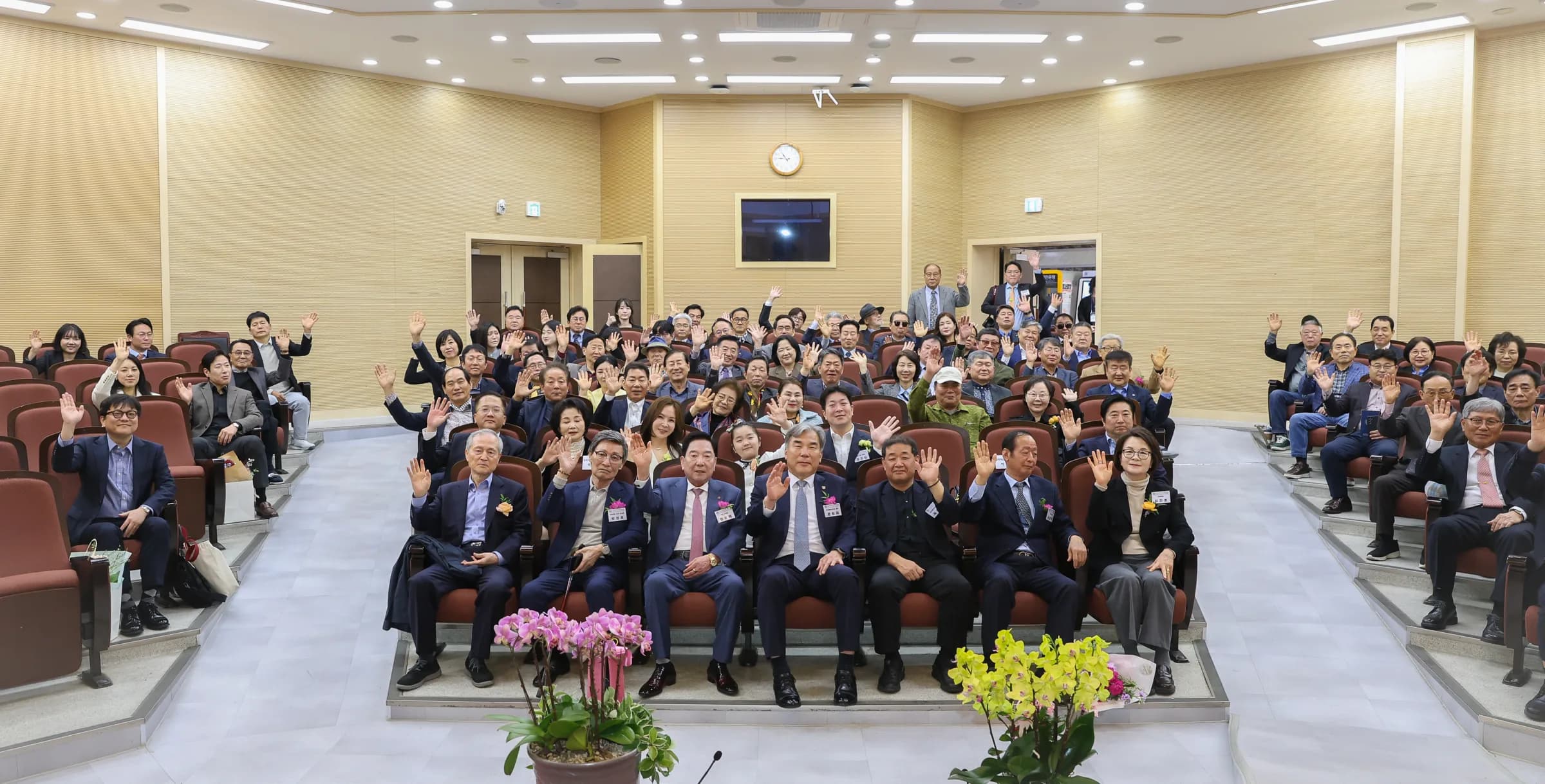 한국체육대학교 합동강의실에서 기념 촬영하는 취임식 참석자들